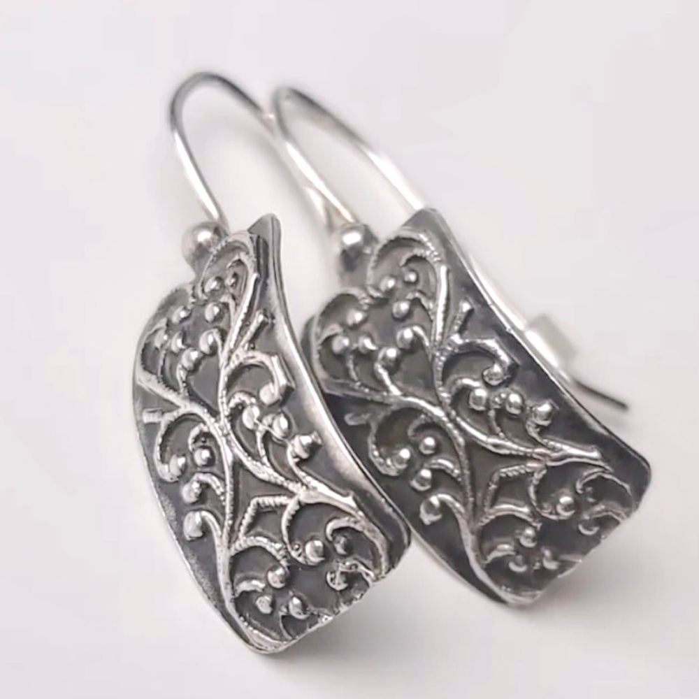 Silpada Vintage Sterling Silver Oxidized Filagree Etched Floral Design Earrings